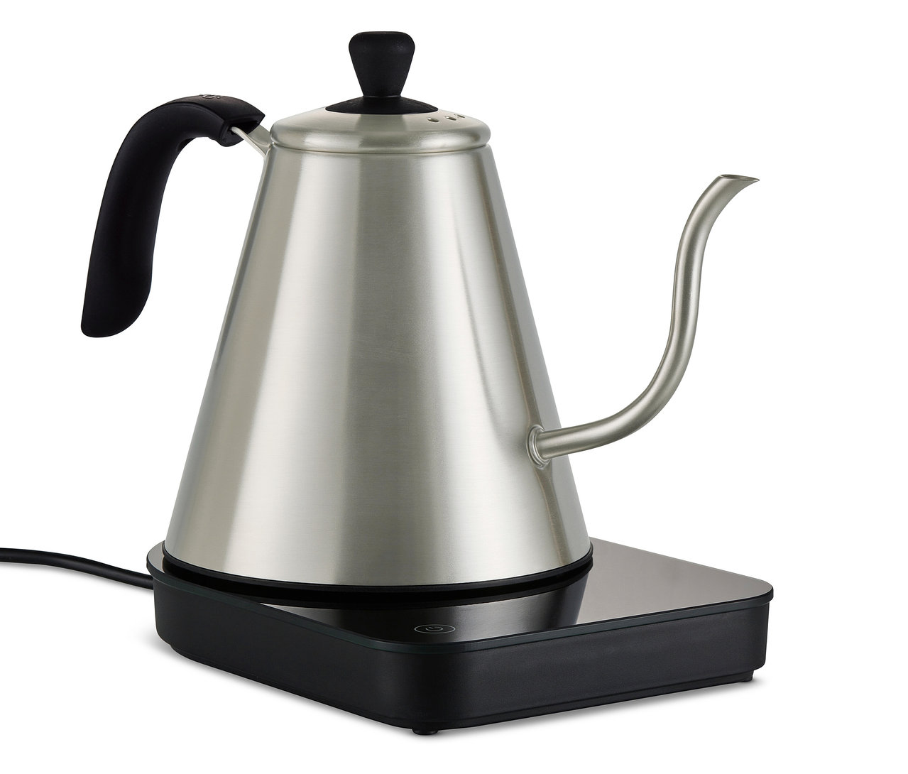Elektrická konvice na vodu s tenkou hubicí ve tvaru labutího krku stojí na černé základně.