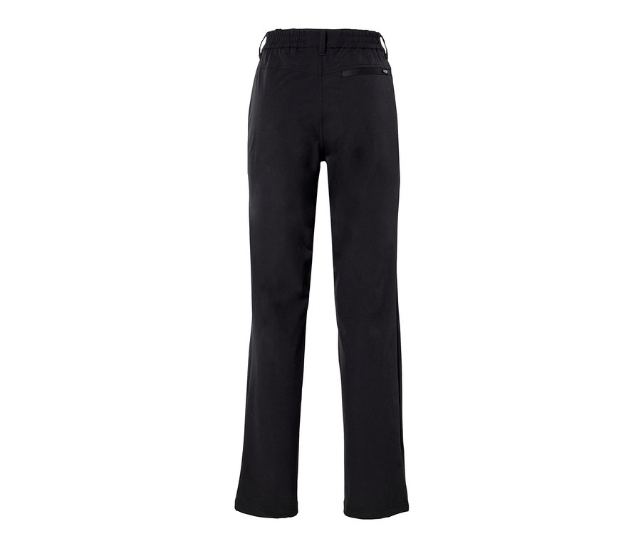 Černé softshellové kalhoty.