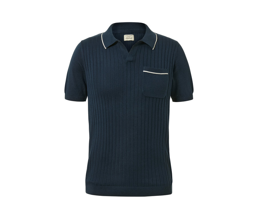 Tmavě modrá polokošile s krátkým rukávem a náprsní kapsou.