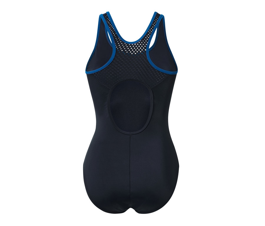 Detailní pohled zezadu na sportovní jednodílné plavky s modrým lemováním.