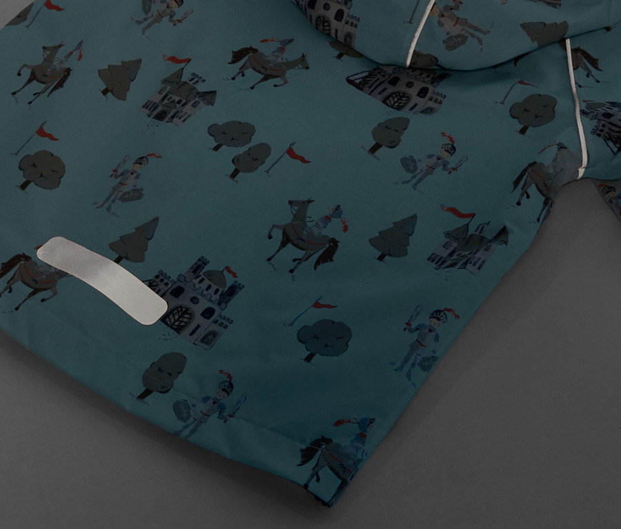 Detail dětské bundy do deště s motivem rytíře.