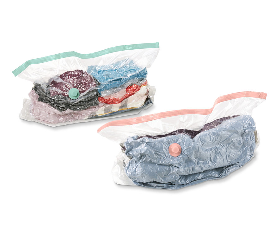 Dva vakuové úložné pytle, 2 ks, hranaté, naplněné oblečením, na bílém pozadí.