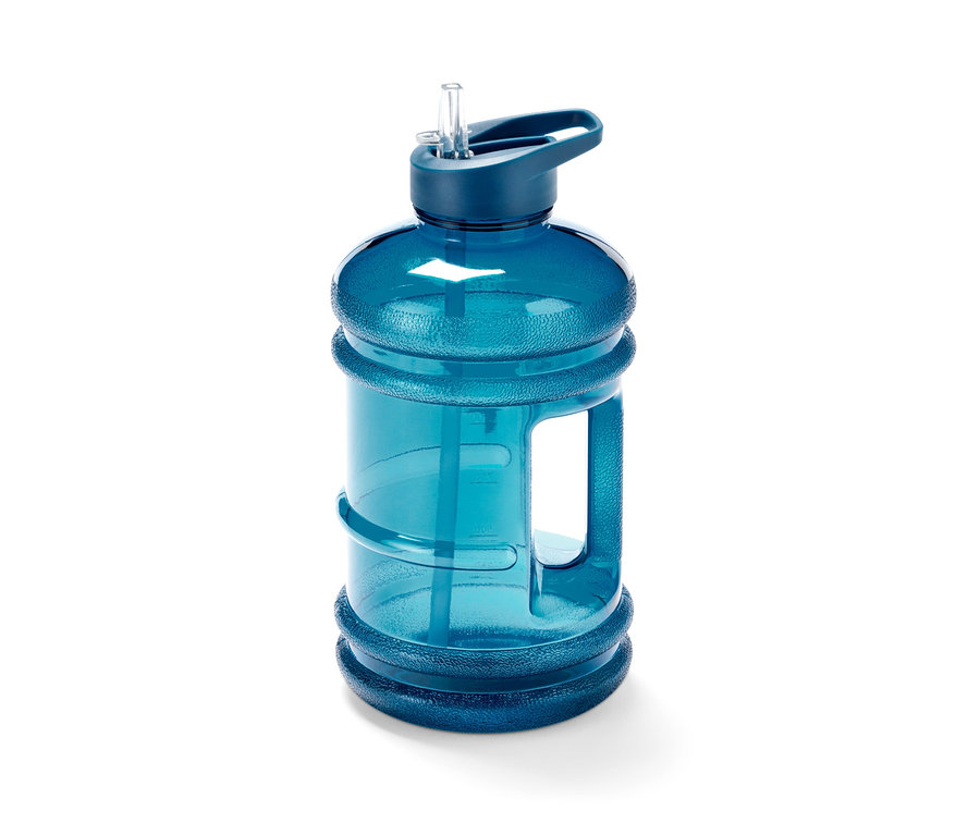 Modrá XXL láhev na pití s brčkem na bílém pozadí.