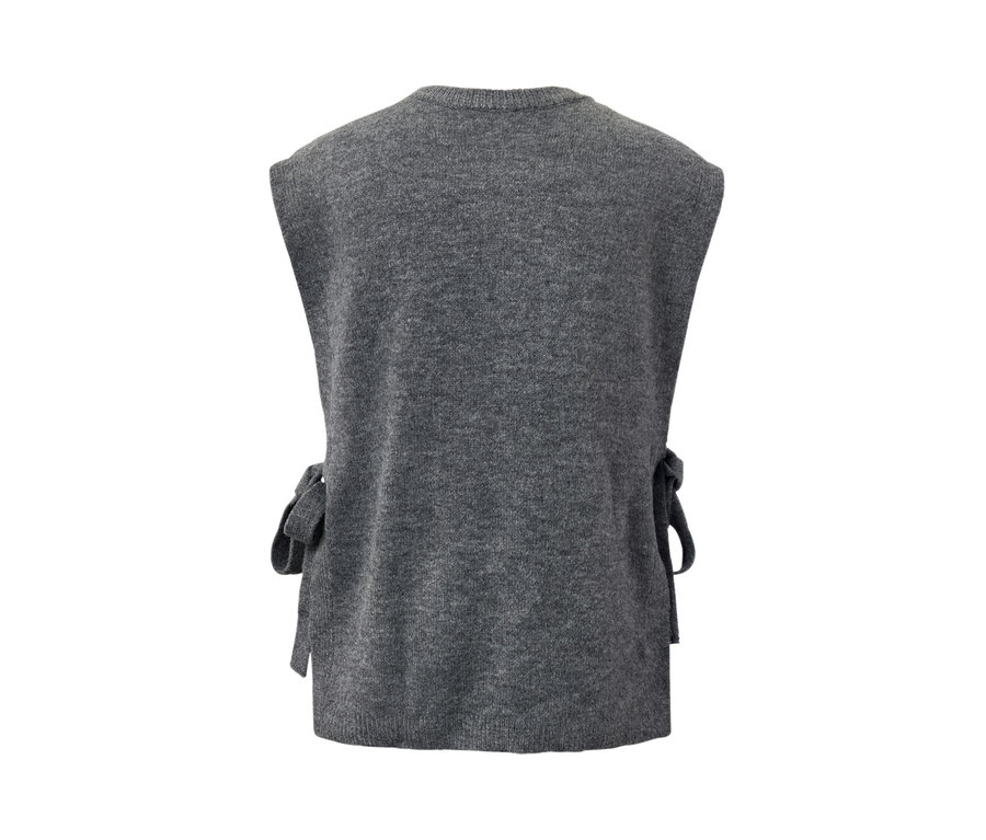 Šedá pletená vesta se šňůrkami na zavazování.