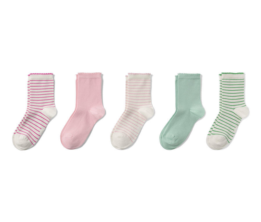 Pět párů ponožek: jedny růžové s proužky, jedny růžové, jedny bílé s růžovými proužky, jedny zelené a jedny bílé se zelenými proužky.