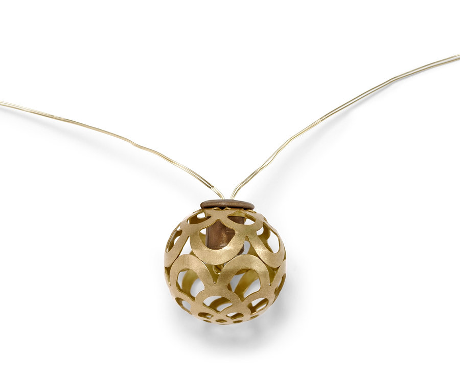 Detail zlaté koule světelného řetězu s LED