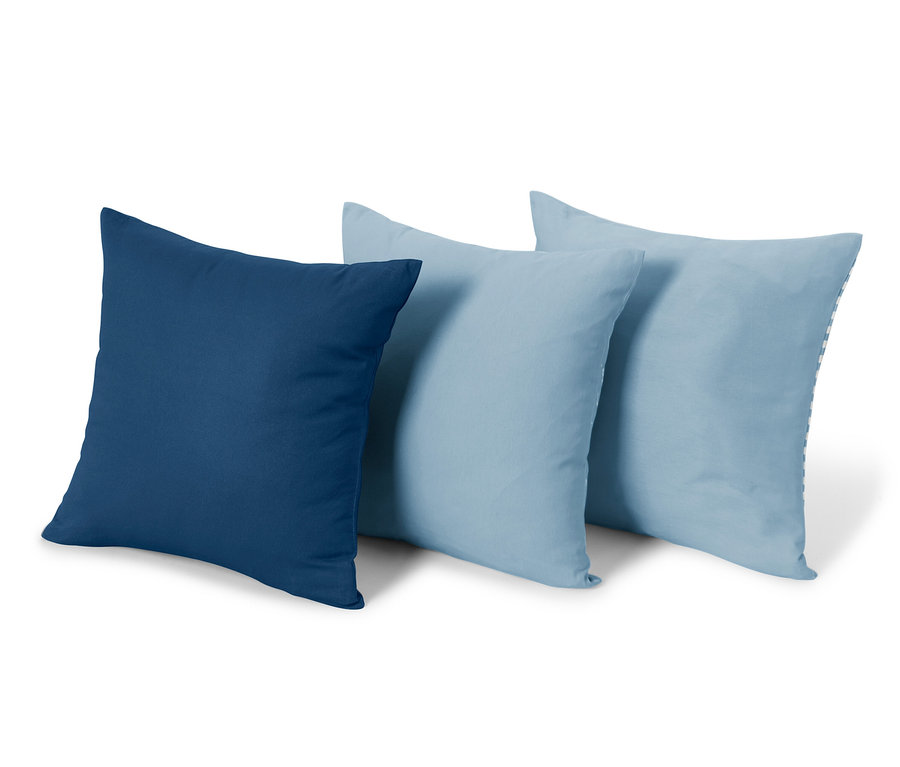 Tři povlaky na polštáře cca 50 x 50 cm v modré barvě.