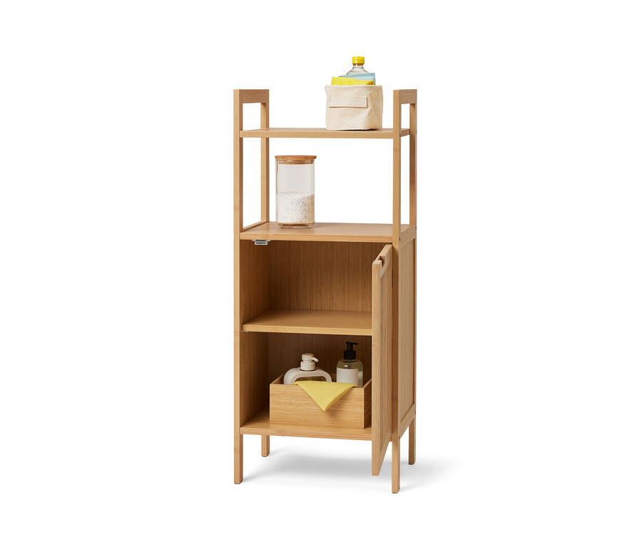 Svislý úložný regál ve skandinávském stylu s otevřenými policemi a jedněmi dvířky, na kterých jsou uložené nádoby a textil.