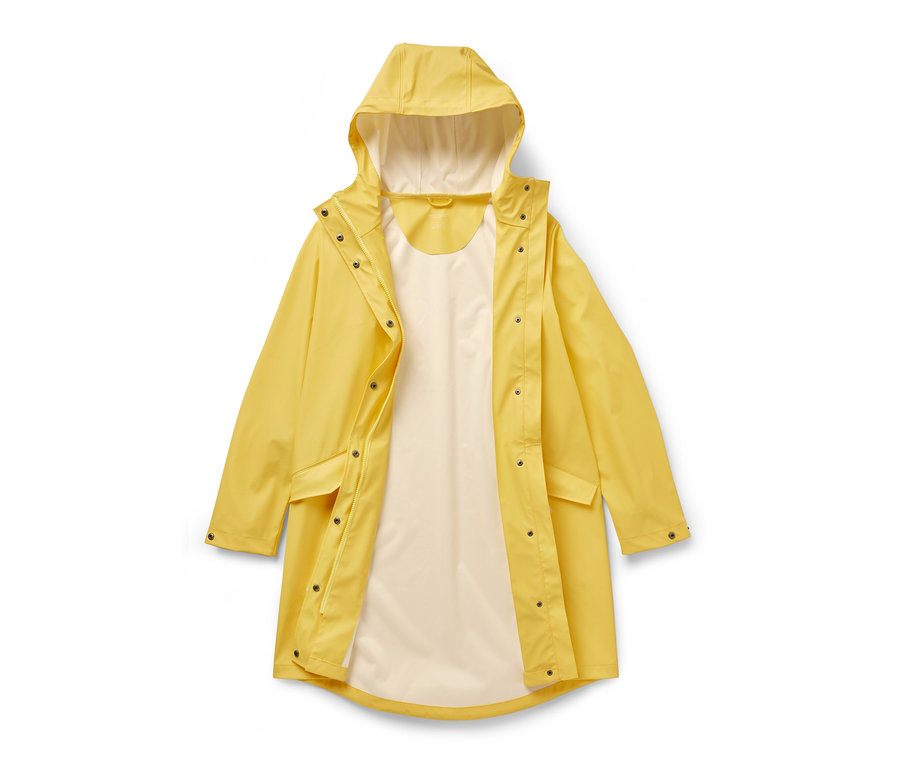 Žlutá parka do deště »Friesennerz« leží otevřená na bílém pozadí.