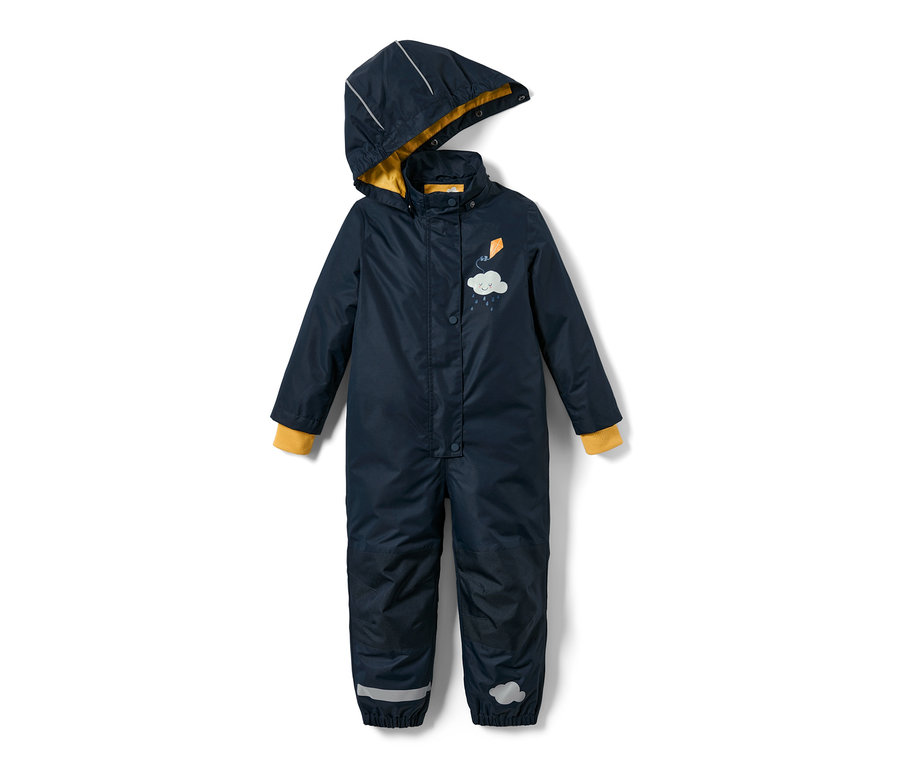 Tmavě modrá dětská kombinéza do deště s kapucí a žlutými detaily.