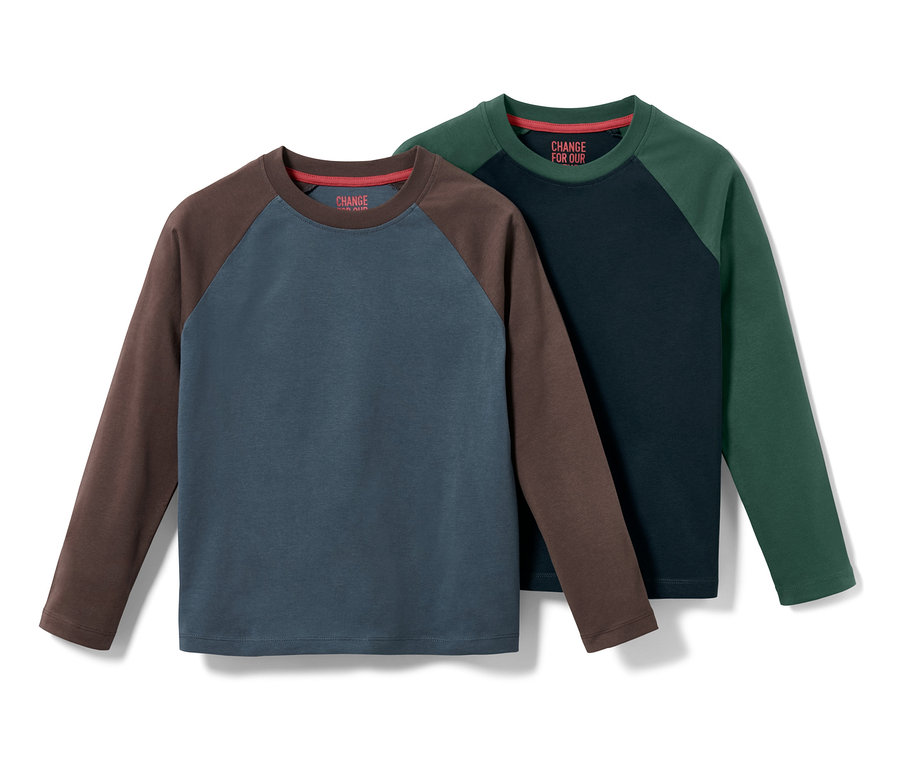 Dvě dětská trička s dlouhým rukávem: hnědo-modré a zeleno-tmavě modré.
