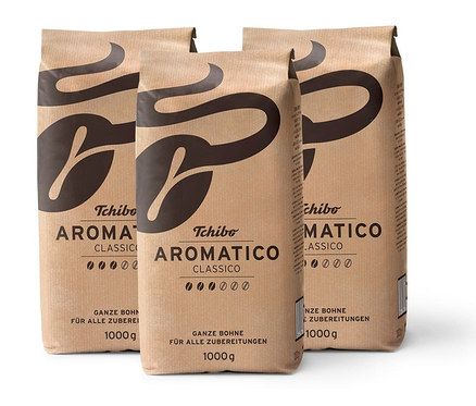 Tři balíčky zrnkové kávy Aromatico Classico od Tchibo, každý po 1 kg.