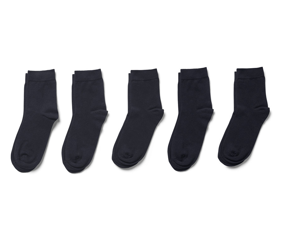 Pět párů tmavě modrých ponožek na bílém pozadí.