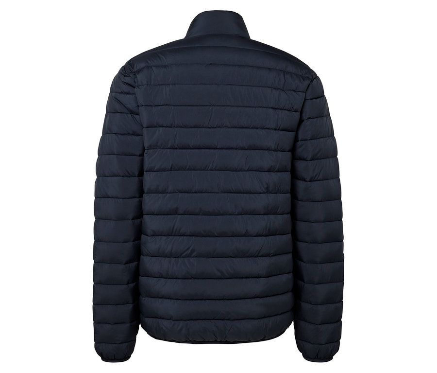 Zadní pohled na tmavě modrou prošívanou bundu.