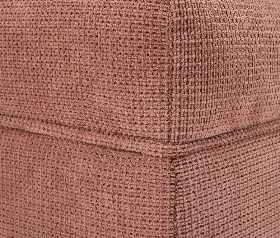 Detail rohu hnědé látkové kostky.