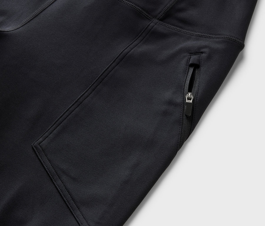 Detail černých outdoorových legín s kapsou na zip.