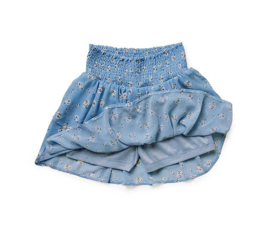 Modrá dívčí stupňovitá sukně s květinovým vzorem.