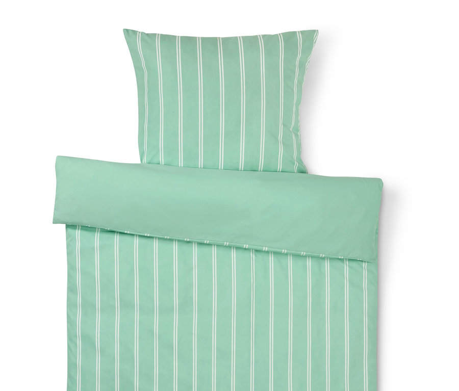 Zelené pruhované povlečení a polštář.