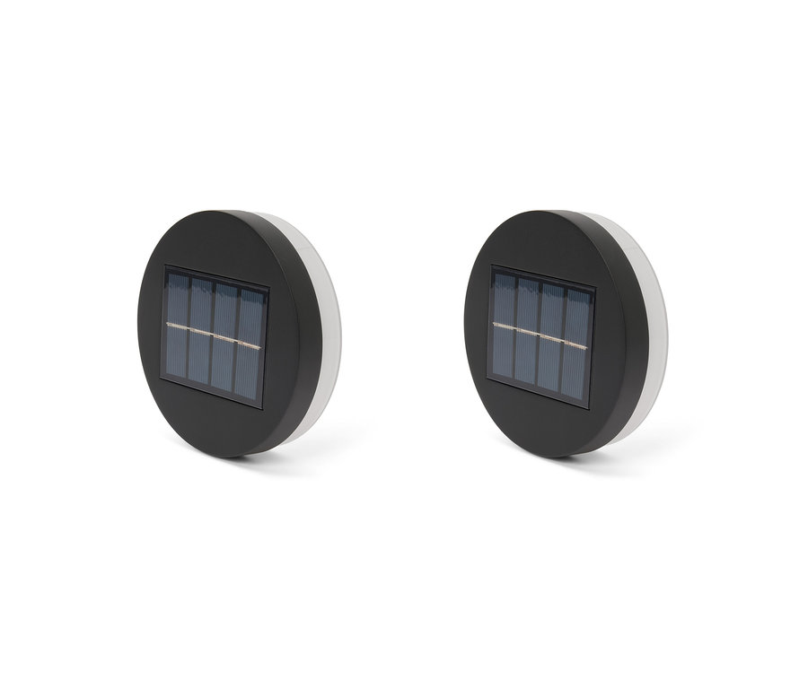 Dvě solární nástěnné a schodišťové svítidla na bílém pozadí.