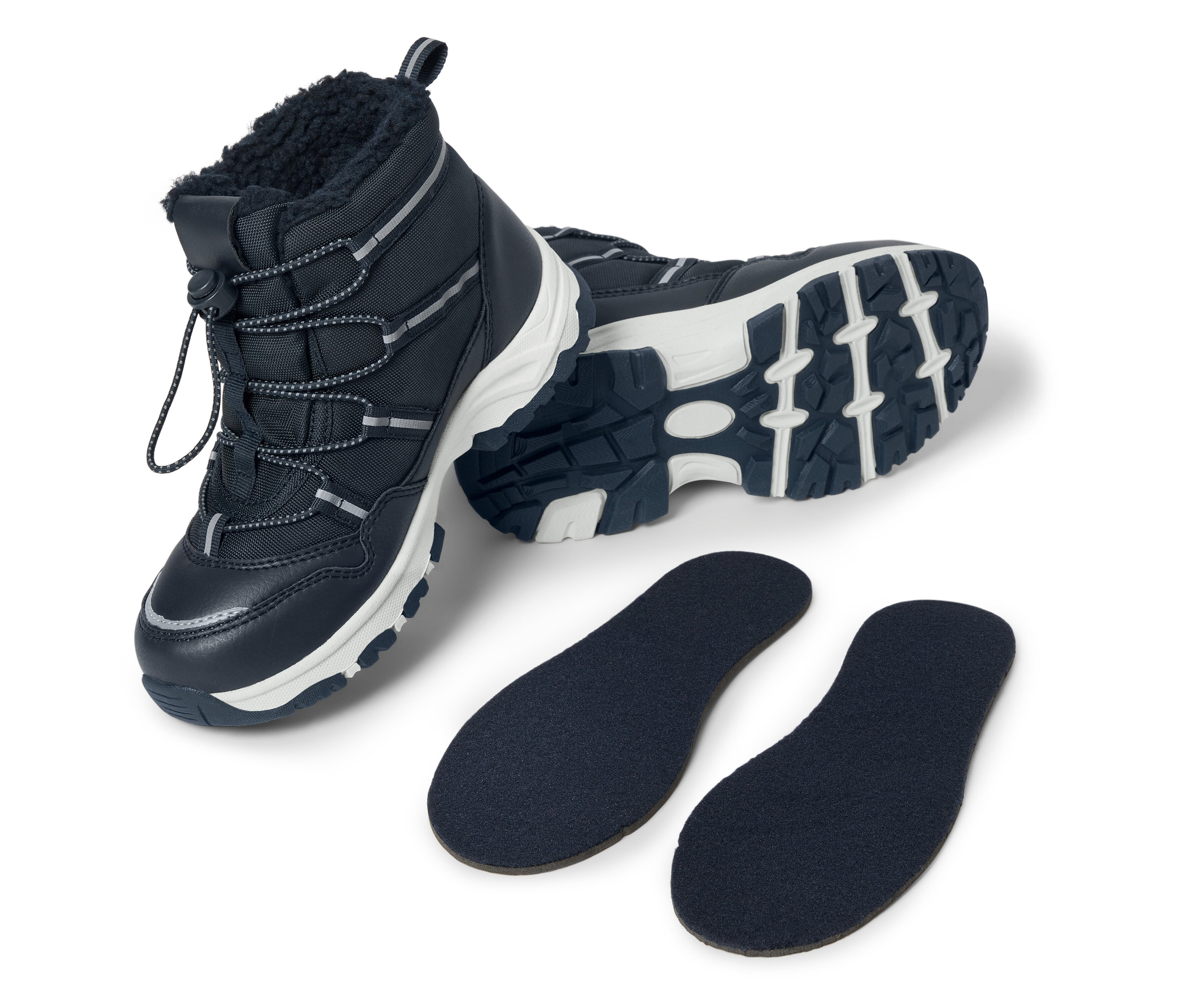 Tmavě modré zimní boty s bílou podrážkou a dvě tmavě modré vložky do bot.
