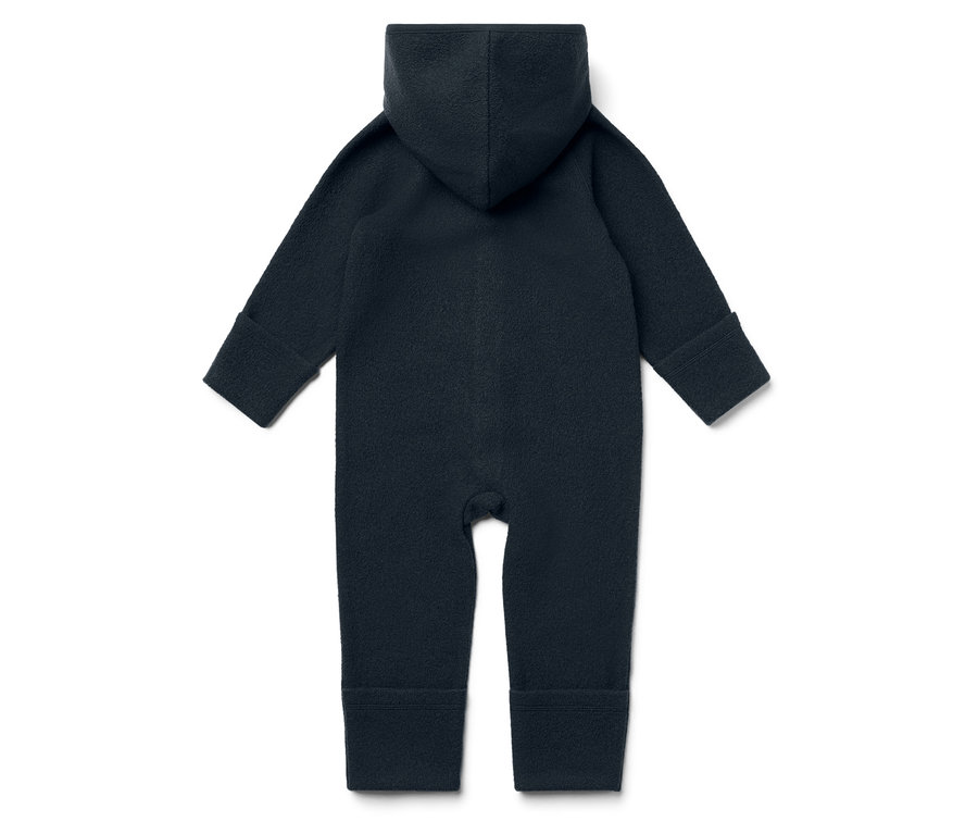 Tmavě modrá kombinéza s kapucí leží na bílém pozadí.