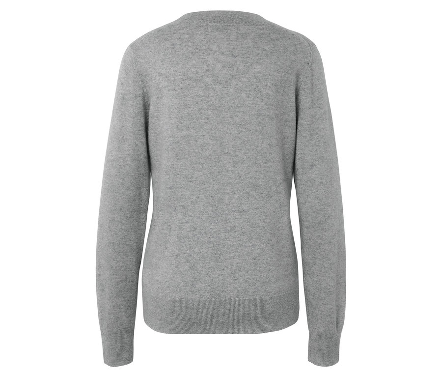 Zadní pohled na světle šedý kašmírový svetr s dlouhými rukávy.