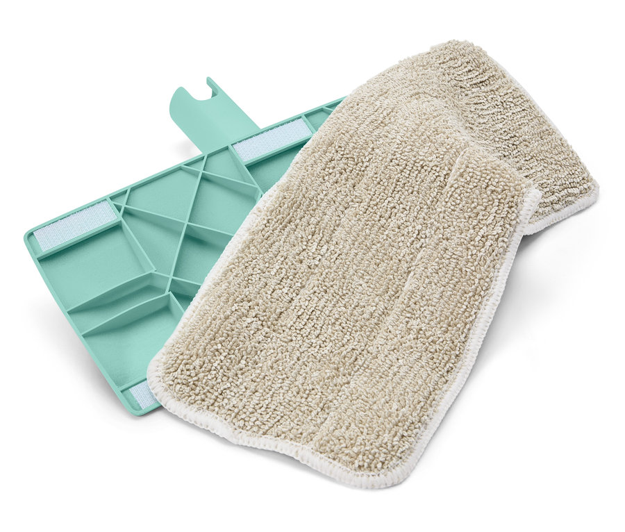 Světle hnědá utěrka na mop vedle zelené základny mopu.