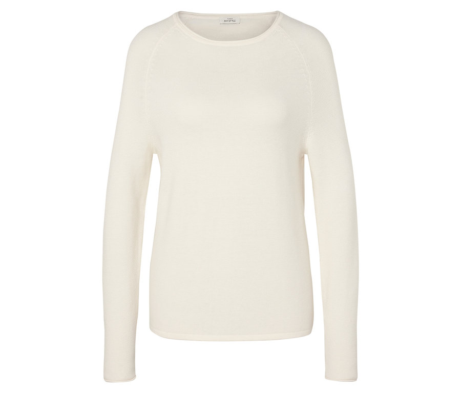 Krémově bílý svetr s dlouhým rukávem.