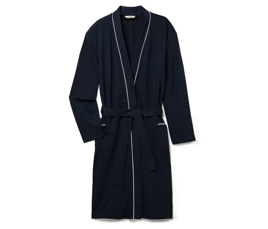 Tmavě modrý župan s bílým lemováním a vázacím páskem leží na bílém pozadí.