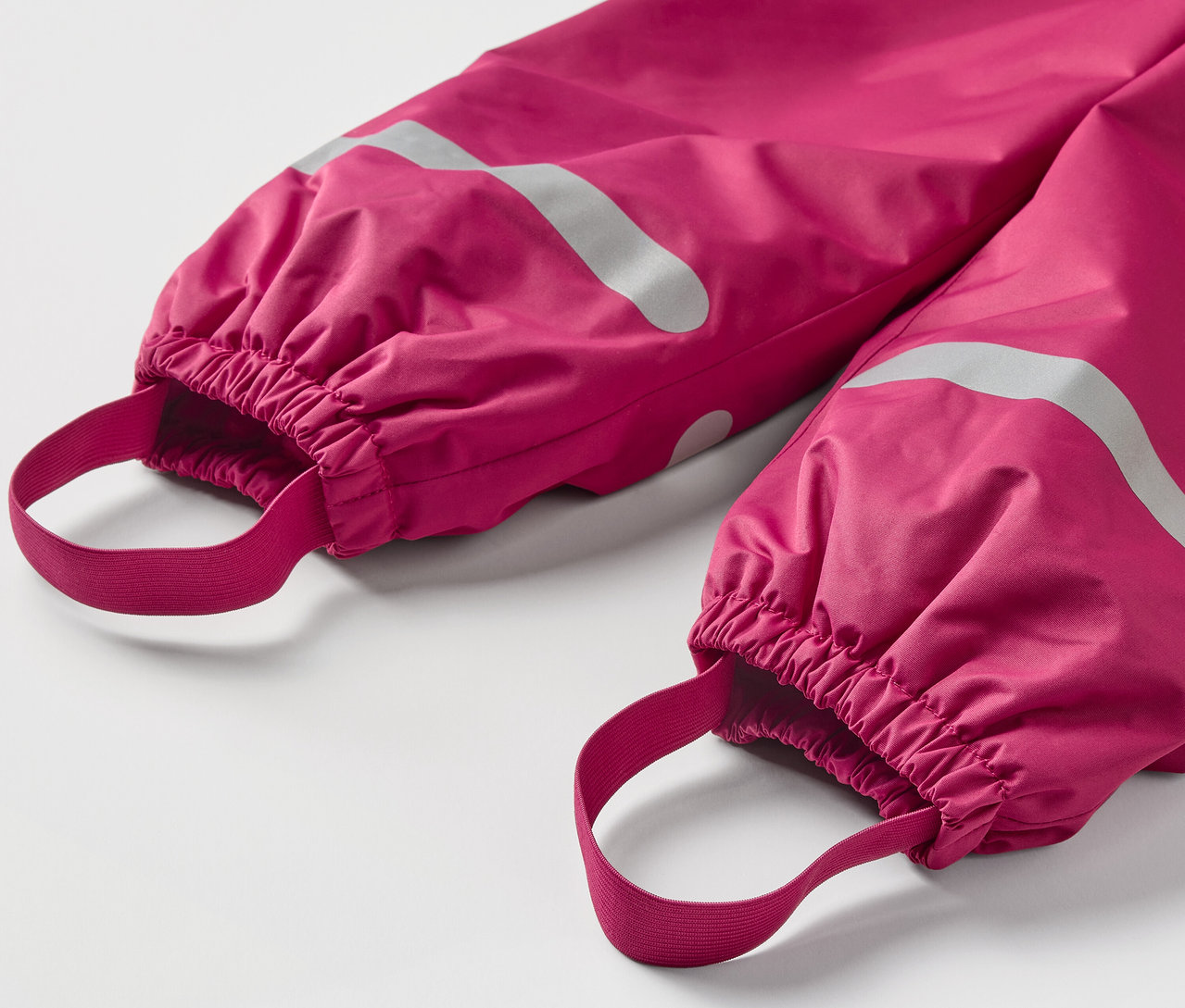 Detail dětských termo kalhot do deště bobulové barvy.