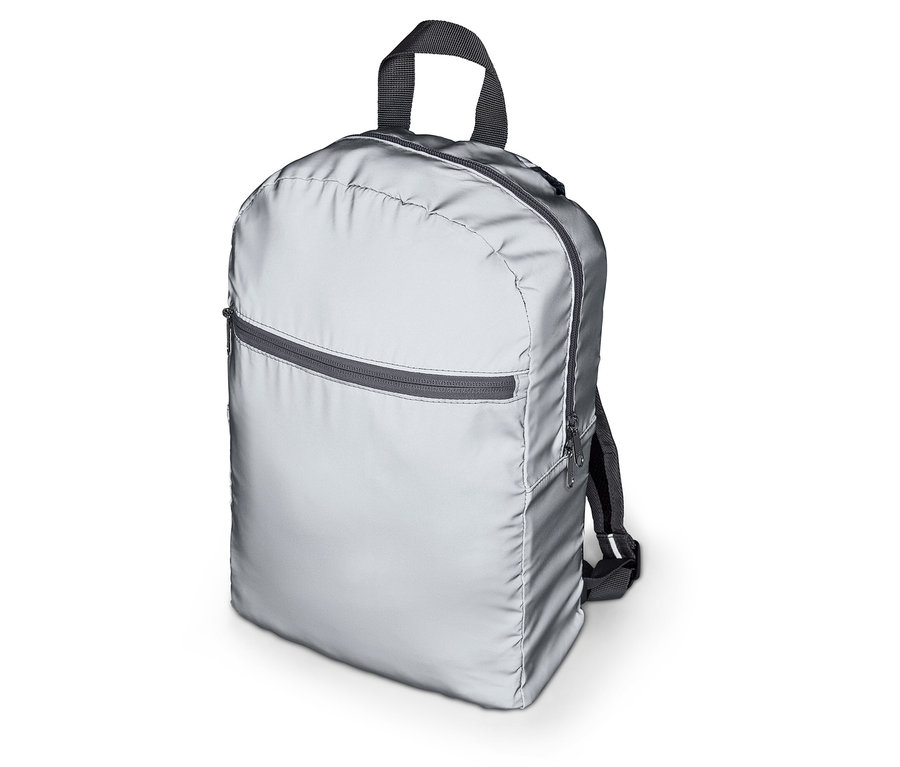 Stříbrný batoh se zipy a držadlem.