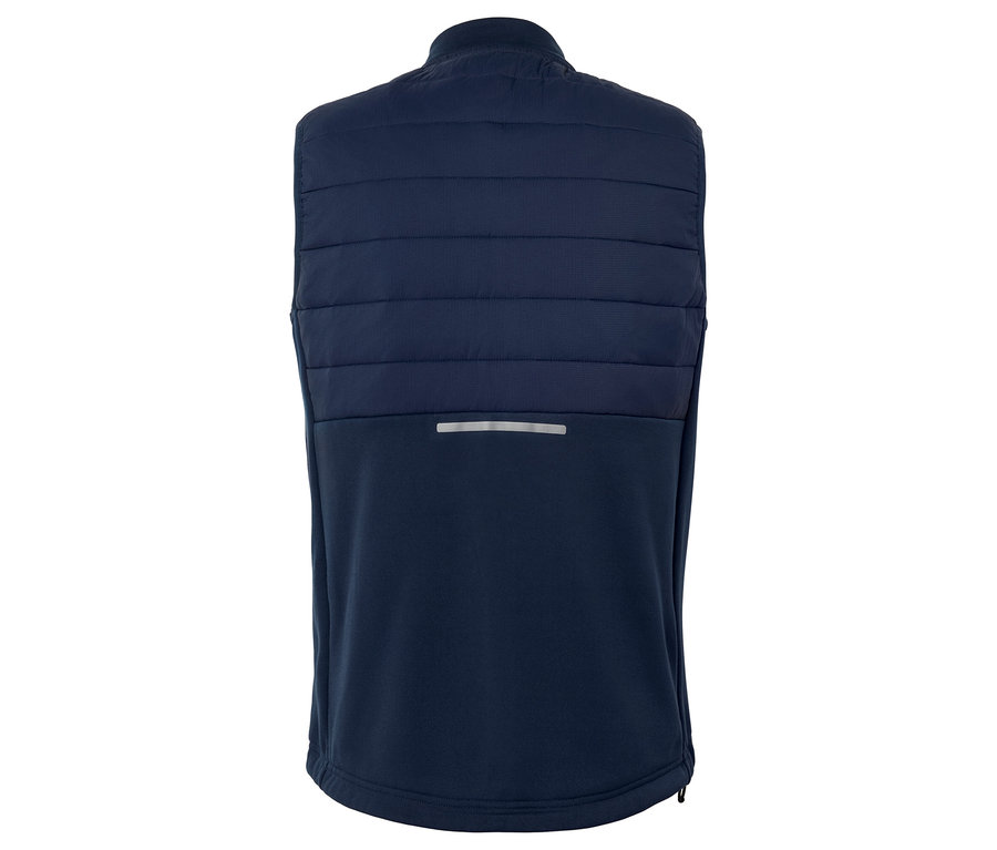 Zadní pohled na tmavě modrou prošívanou vestu s reflexním pruhem.