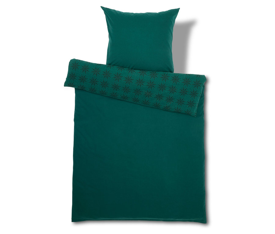 Zelené povlečení s polštářem a peřinou.