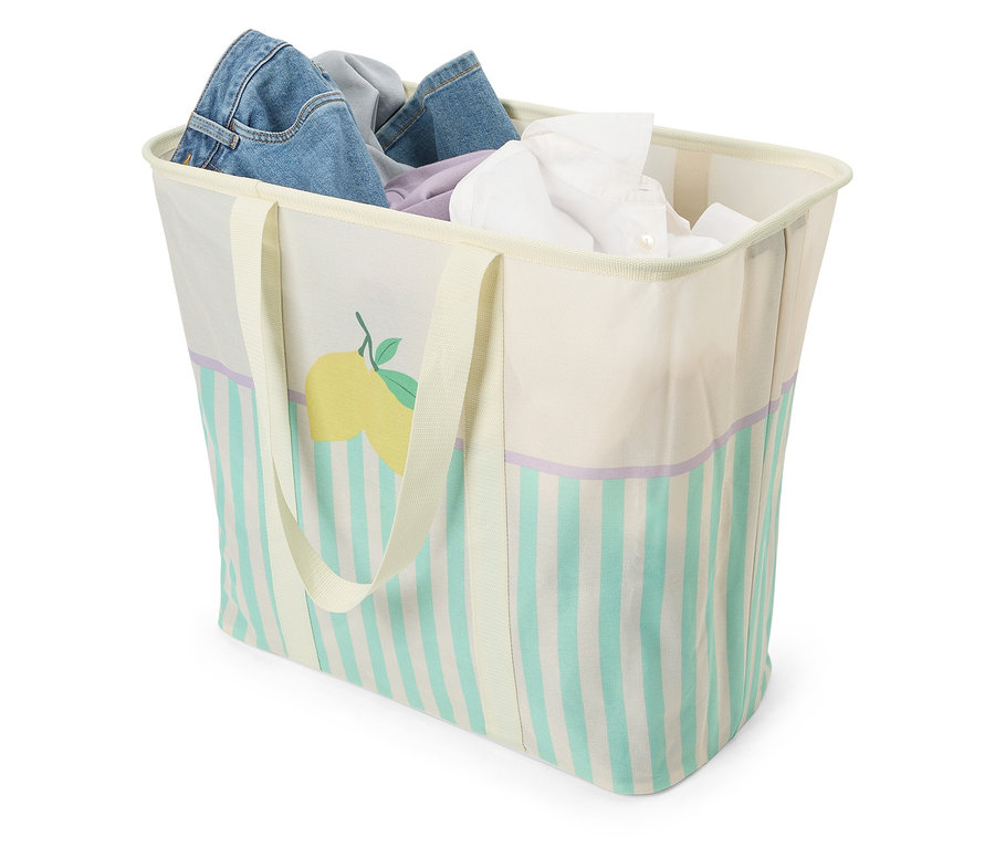Otevřený látkový koš na prádlo plný oblečení.