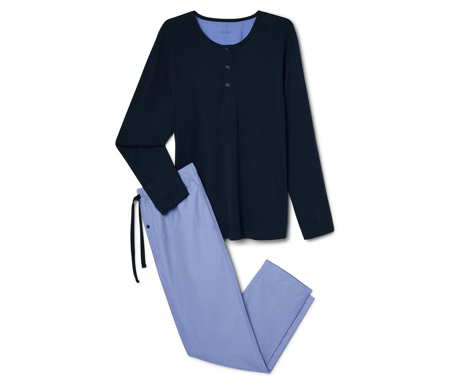 Sada oblečení na spaní s tmavě modrým topem s dlouhým rukávem a světle modrými kalhotami.