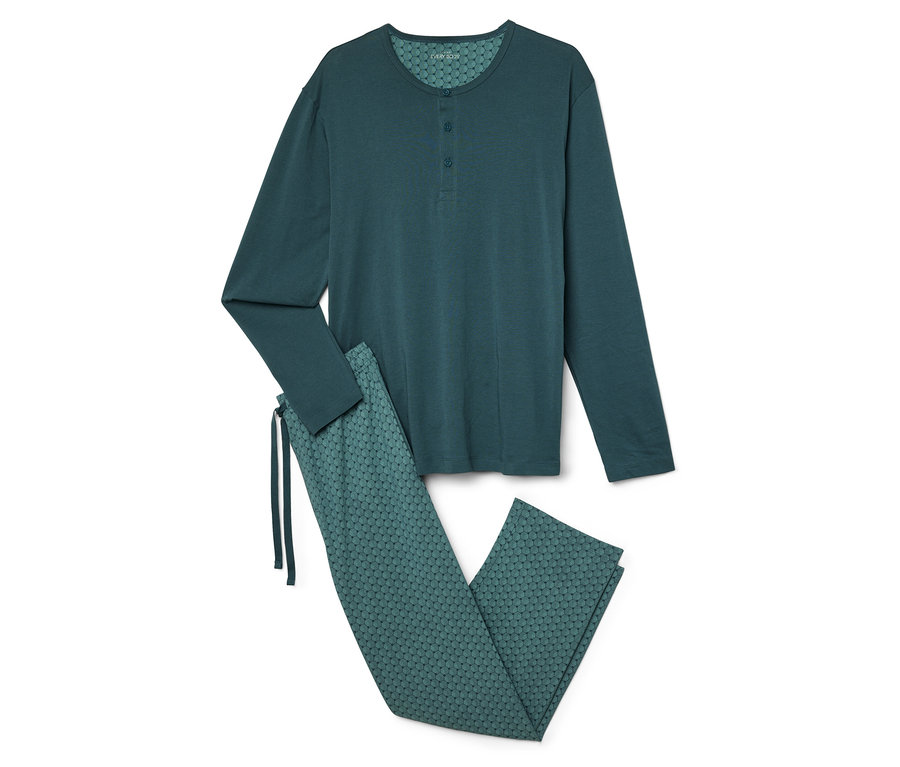 Zelené pyžamo s dlouhým rukávem a vzorovanými kalhotami leží na bílém pozadí.