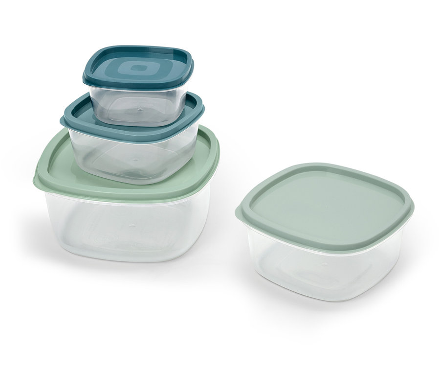Čtyři průhledné plastové nádoby s víčky. Tři nádoby s modrými víčky jsou naskládané na sobě a jedna nádoba se zeleným víčkem stojí vedle.