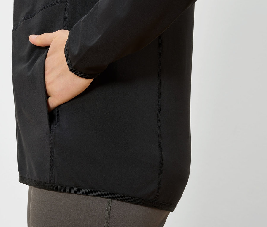 Ruka v kapse černé bundy.