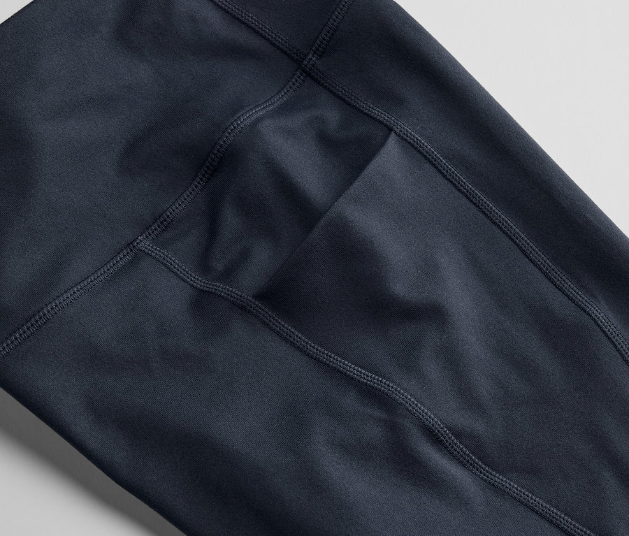 Detail tmavě modrých sportovních cyklistických šortek.