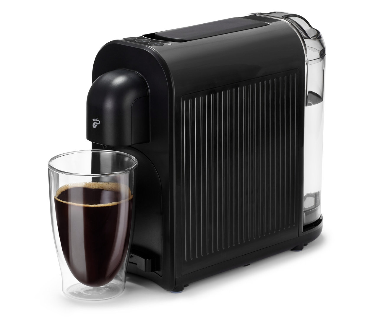 Černý kávovar Cafissimo now black vedle sklenice s kávou.