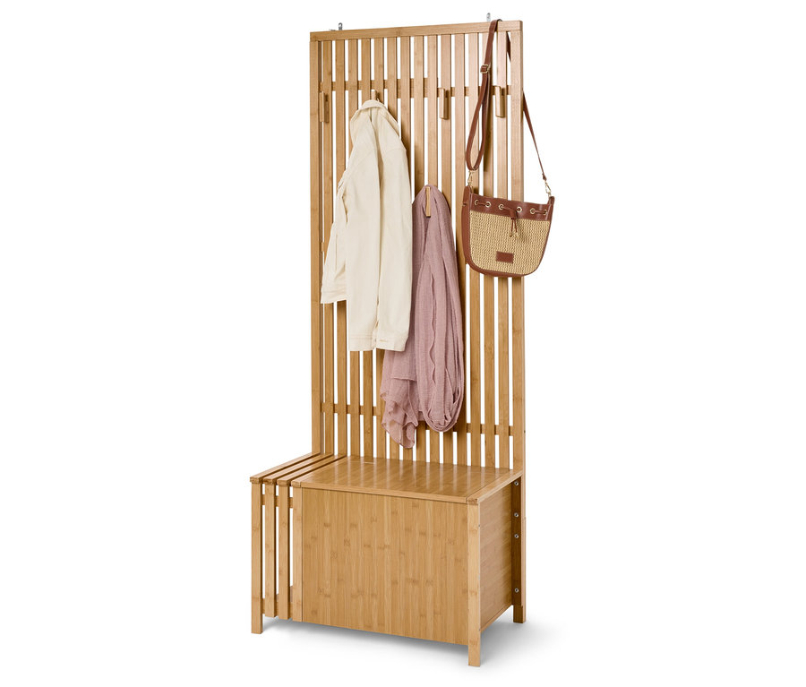 Bambusový věšák se sedátkem, na kterém visí bunda, šála a taška.