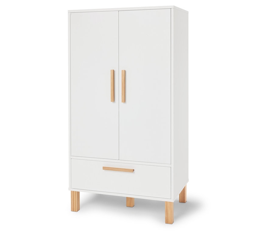 Bílá skříň se dvěma dveřmi, zásuvkou a světle hnědými dřevěnými úchyty a nožičkami.