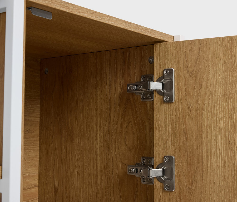 Detailní záběr otevřené dřevěné skříňky se stříbrnými panty.