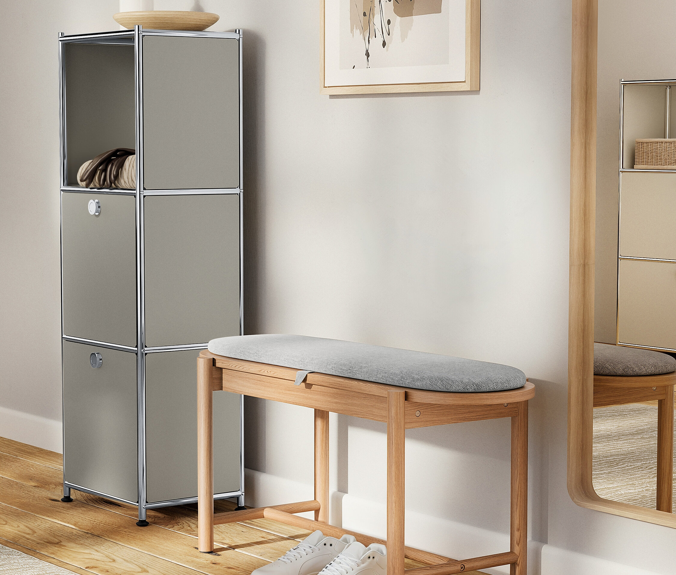 Šedá skříňka s dekoracemi stojí vedle dřevěné lavice s šedým čalouněním a bílými botami.