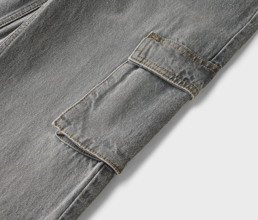 Detail šedých cargo kalhot s kapsami