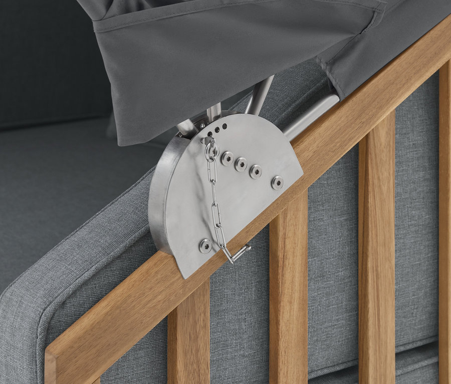 Detailní pohled na mechanismus plážového koše se šedou látkou a dřevěným rámem.