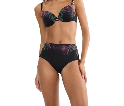 Žena má na sobě černé bikiny s květinovým vzorem.