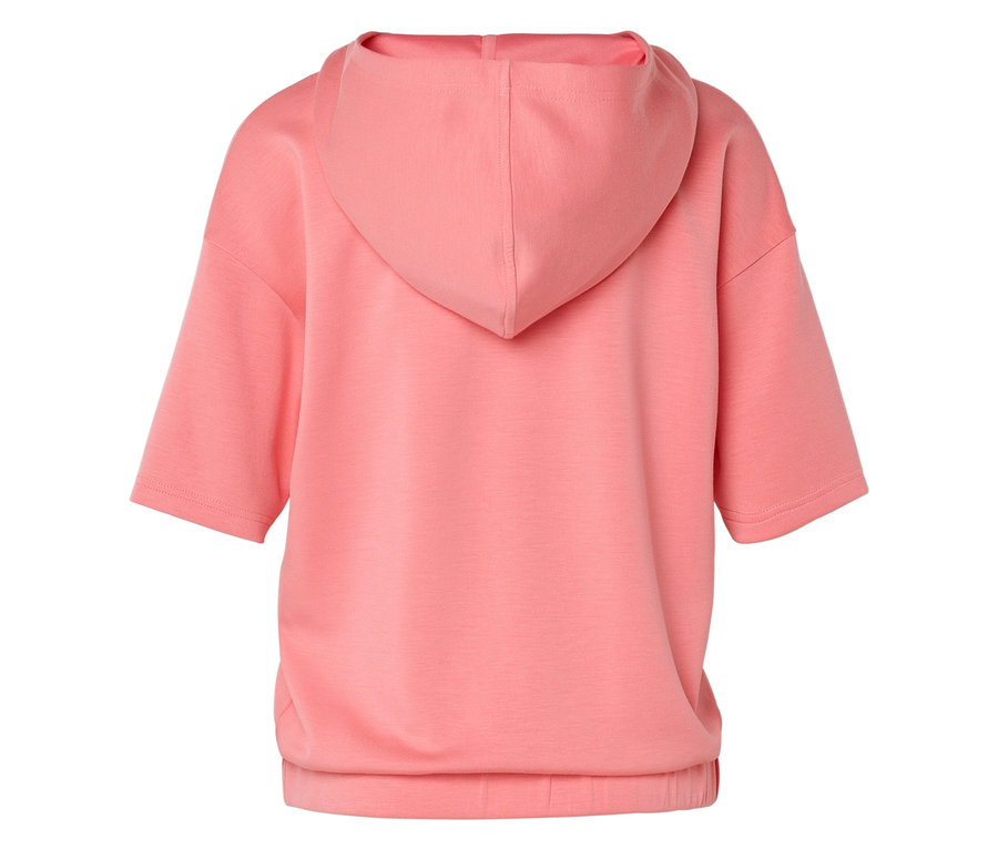 Pohled zezadu na lososovou mikinu s kapucí a krátkými rukávy.