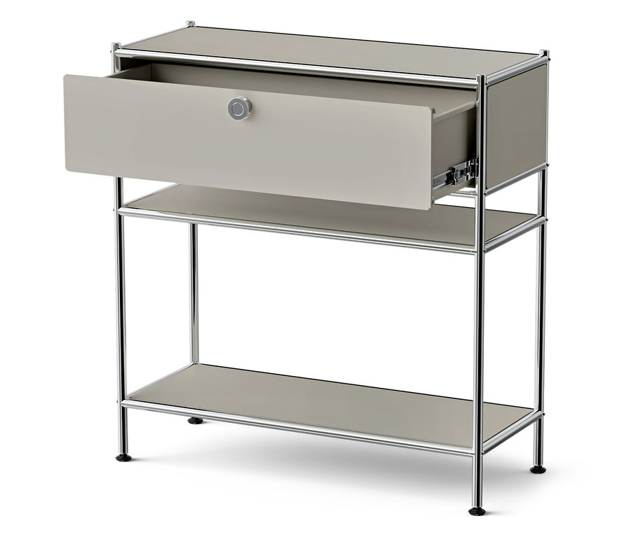 Béžová skříňka s otevřenou zásuvkou a dvěma policemi.