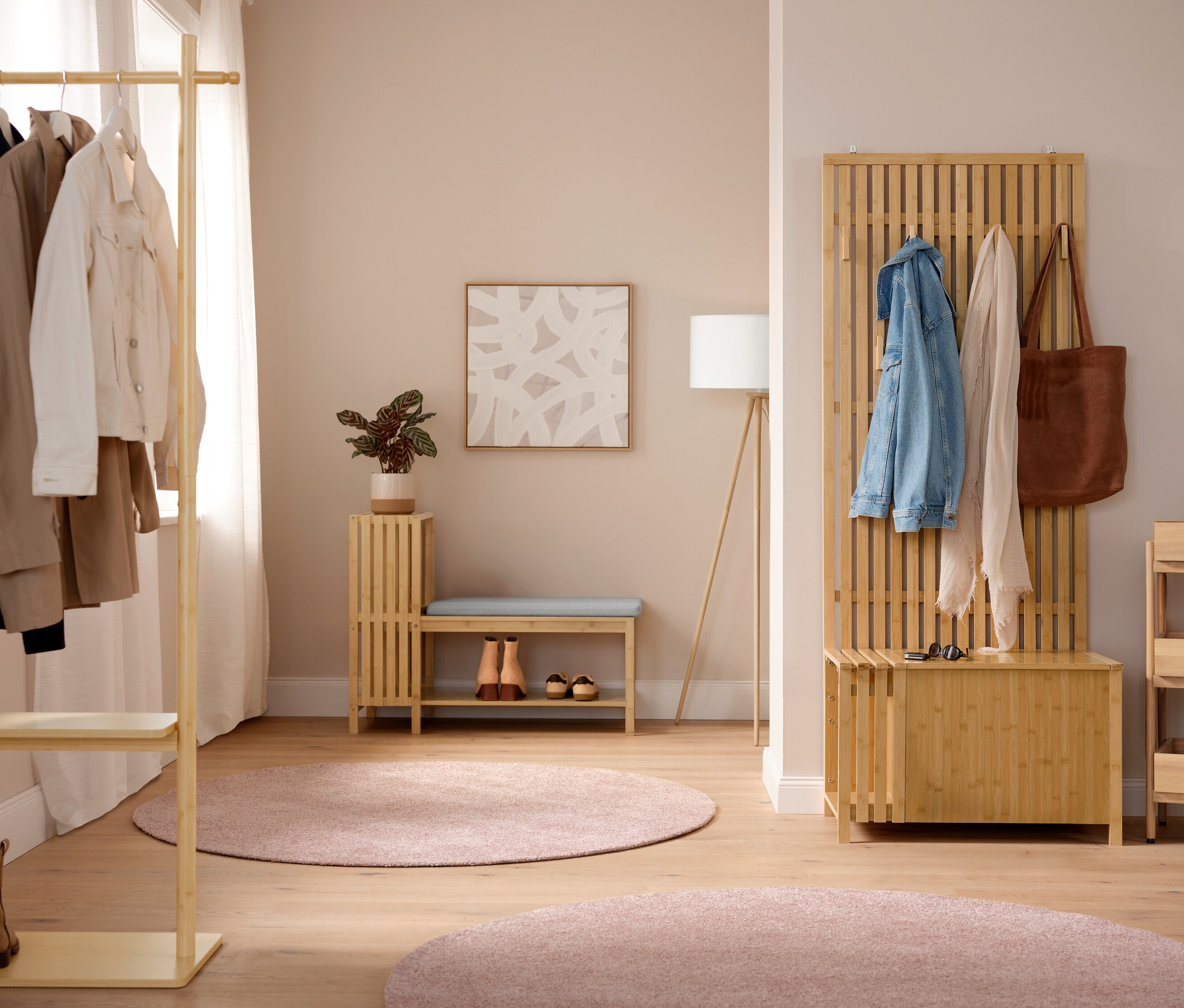 Interiér s dřevěnou stojací lampou na třech nohách.